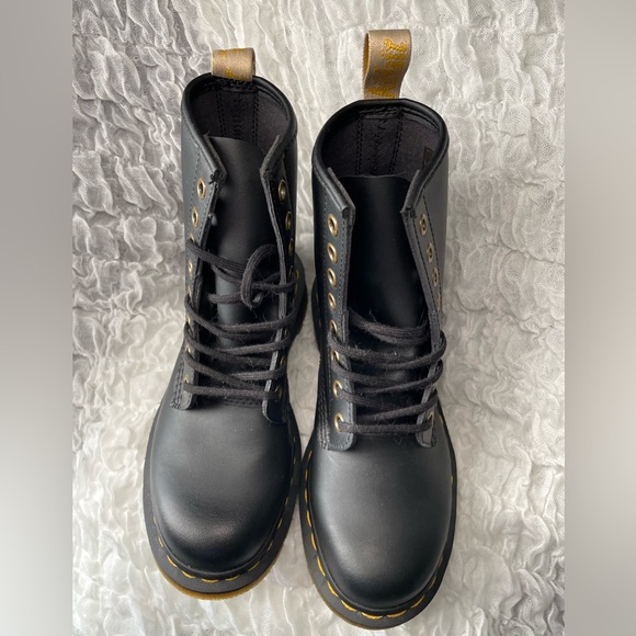 💥NWOT💥 Vegan 1460 8-eye Lace Up Doc Martens Boots - Picture 11 of 16